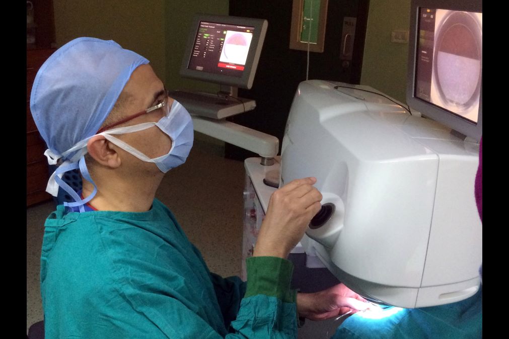 Dr Khalil while using the intralse laser system during femtolasik