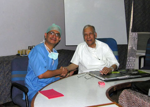 د أحمد خليل مع الراحل مع بروفسور أجاروال الأب مؤسس مجموعة مستشفيات أجاروال فى الهند
