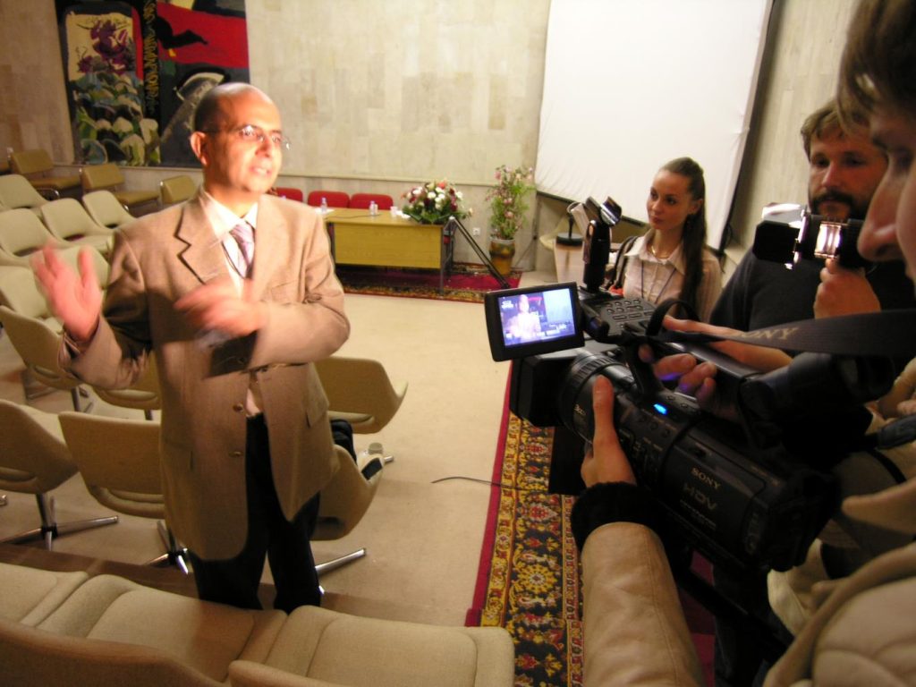 التلفزيون الروسى يحرى حوارا مع أج أحمد خليل فى معهد فيدروف فى موسكو أثناء المؤتمر الدولى لتصحيح الإبصار وجراحات المياه البيضاء