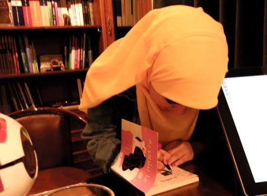 الكاتبة الشابة ميرنا عبدالحكيم التى أجرى لها د أحمد خليل عملية الجلوكوما الخلقية الناجحة بعد ولادتها تزور الطبيب لتهديه كتابها الجديد