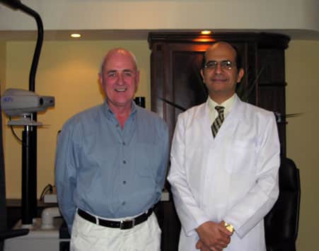 مستر هاوارث مع د أحمدخليل بعد عدة سنوات من إجراء عملية الليزك فى القاهرة